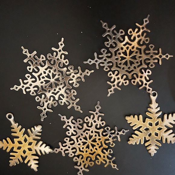 Elegant silver Snowflake Ornaments - Picture 3 of 4